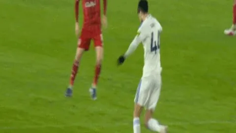 “莫塔更衣室孤立成因揭秘：管理混乱、队长更迭、功勋球员受排挤”